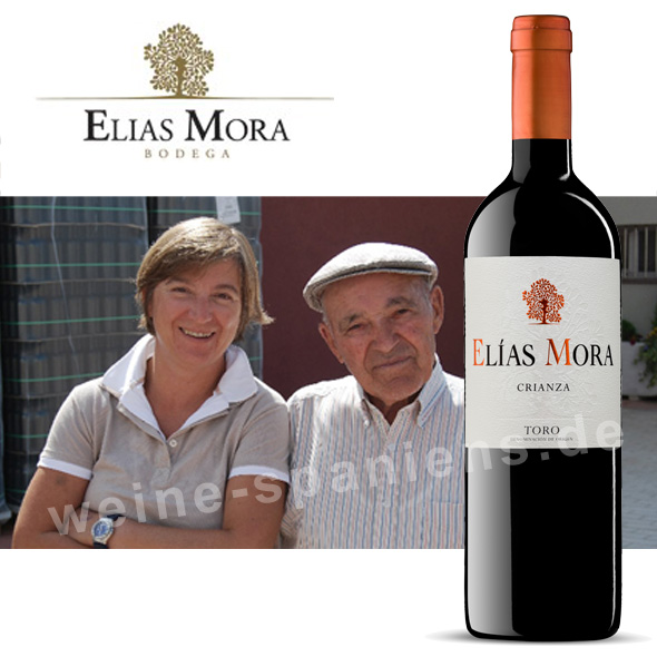 Produktbild einer Flasche Elias Mora Crianza im Bildhintergrund die Eigentümerin Victoria Benavides und der Namensgenber der Weinguts Elias Mora