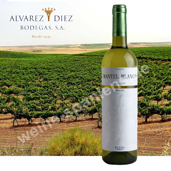 Produktbild einer Flasche  Mantel Blanco Verdejo im Hintergrund eine Rebfläche bei Nava del Rey in Spanien