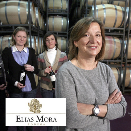 Die Weinmacherin Victora Benavides im Hintergrund ihr Team